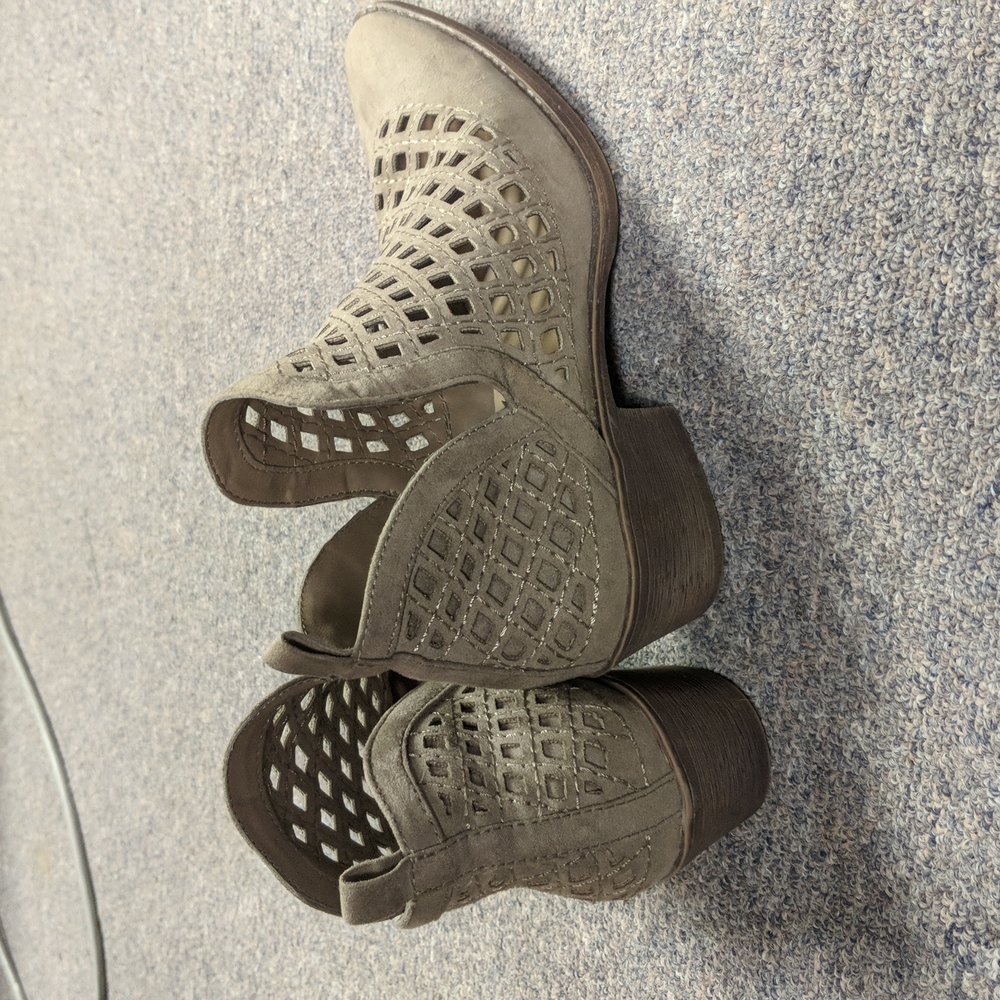 Shoes - Picture 4 of 5